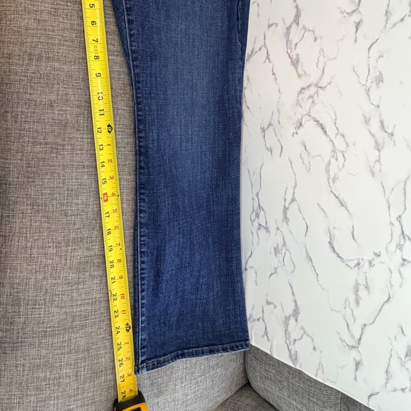 Levi's Blue Denim Jeans with Tan Label - Picture 8 of 8
